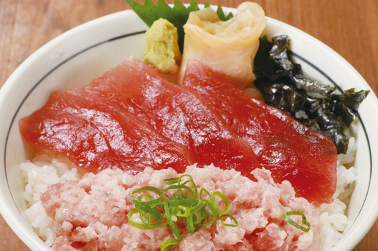 目利きの銀次のおすすめ海鮮丼・まぐろの赤身と叩きの二種丼（まぐろの赤身・まぐろのタタキ）/テイクアウト可・デリバリー可