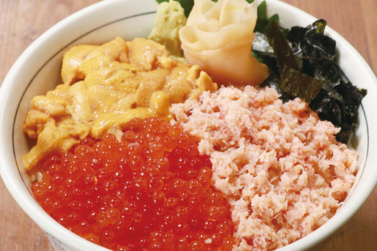 目利きの銀次のおすすめ海鮮丼・北海三種丼（紅ズワイ・いくら・ウニ）/テイクアウト可・デリバリー可