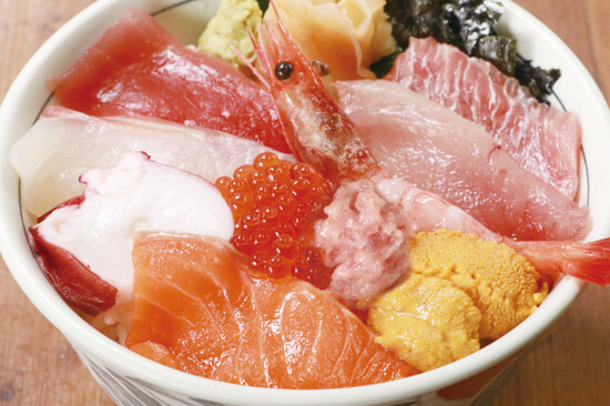 目利きの銀次のおすすめ海鮮丼・海鮮十種丼（まぐろの赤身・真鯛・北海たこ・サーモン・ハラモ・ビンチョウ・南蛮海老・いくら・まぐろのタタキ・ウニ）/テイクアウト可・デリバリー可